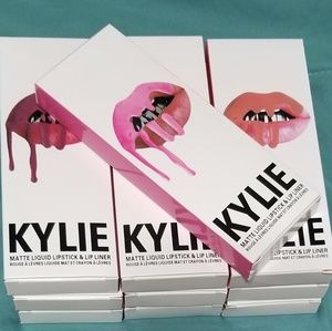 Kylie Jenner Matte lipstick and liner kit